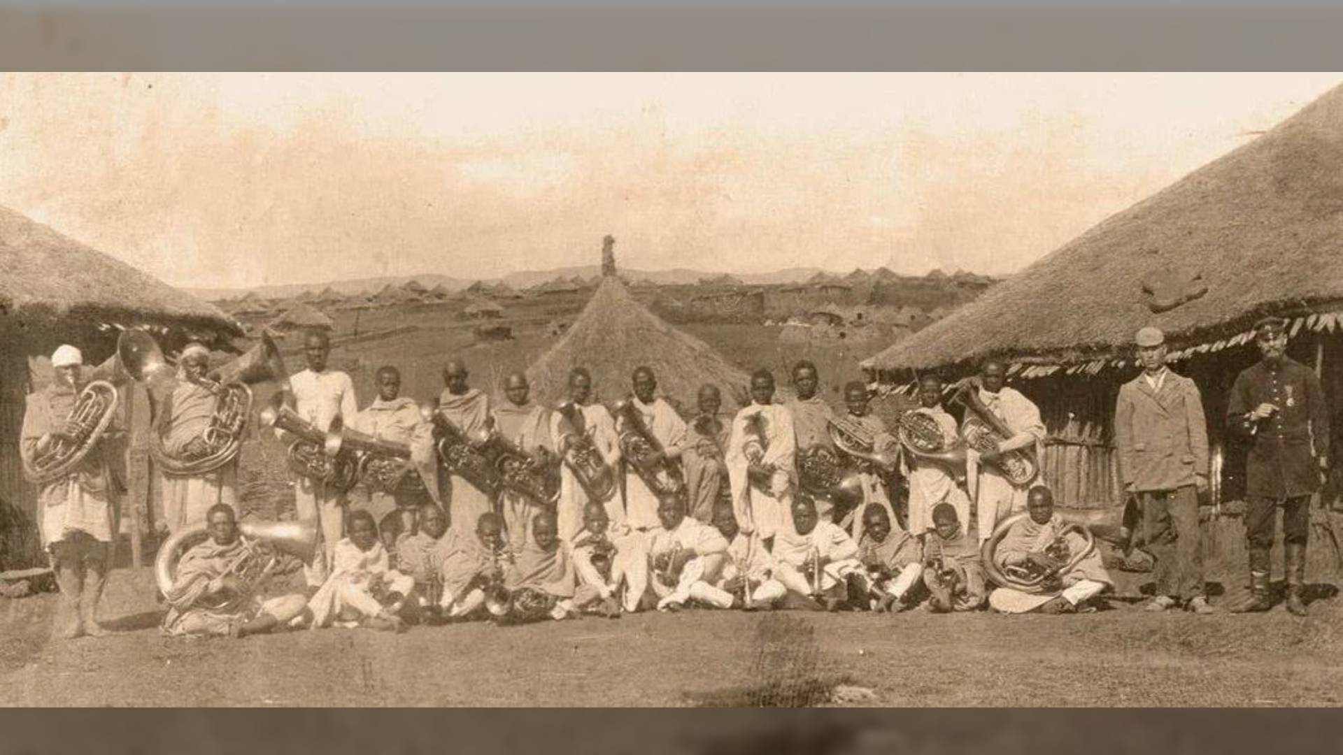 Каргозавр плывёт по морю