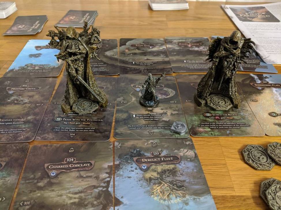 Для продвижения по сюжету используются колоды сценариев и толстый журнал исследования.