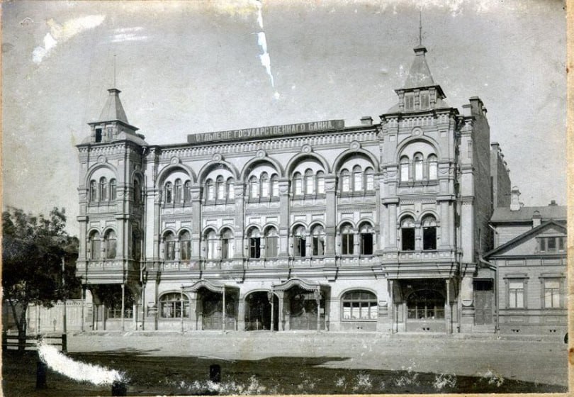Быв. Здание Государственного банка, в помещениях которого в 1918 году располагалась ЧК.